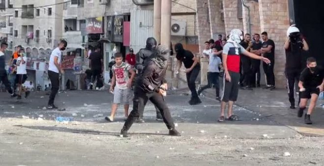 Centenares de palestinos protestan por el cierre de un campo de refugiados al norte de Jerusalén por parte de las fuerzas israelíes