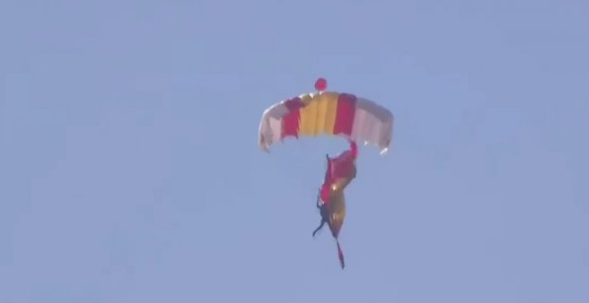 Un paracaidista vuelve a protagonizar el momento más tenso del desfile del 12 de octubre al intentar desplegar una bandera