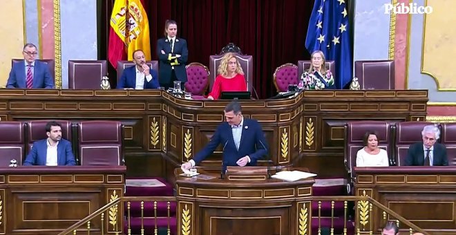 Los diputados de Vox llegan tarde al Congreso para protestar por el retraso de Sánchez en el desfile del 12-O