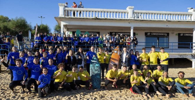 Participantes en el 'European Youth Event Santander' asisten a una clase de surf en El Sardinero