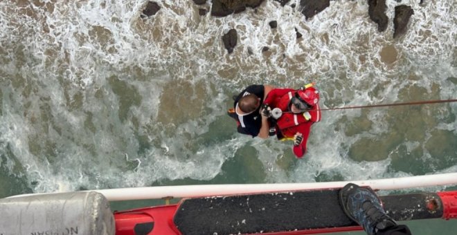Rescatan a un hombre atrapado por la marea entre las playas de Trengandín y Berria