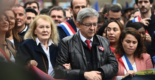 Una masiva manifestación de la izquierda en Francia contra la carestía de la vida mete presión a Macron