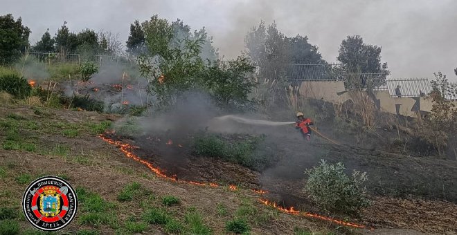 Extinguen un incendio de vegetación en el parque del Agua