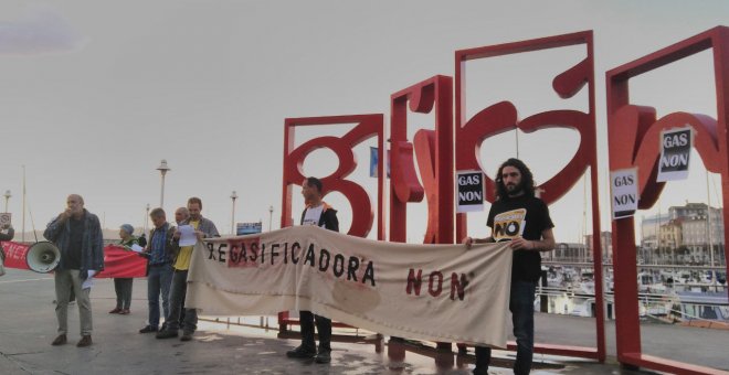 Protesta ecologista contra la regasificadora de Xixón, que inicia la formación de sus empleados