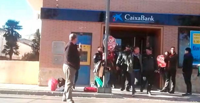 Un banco pide tres años de cárcel a ocho activistas por una protesta pacífica contra el desahucio de una madre y sus hijos