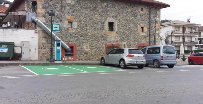 El Ayuntamiento instala un nuevo cargador eléctrico de vehículos