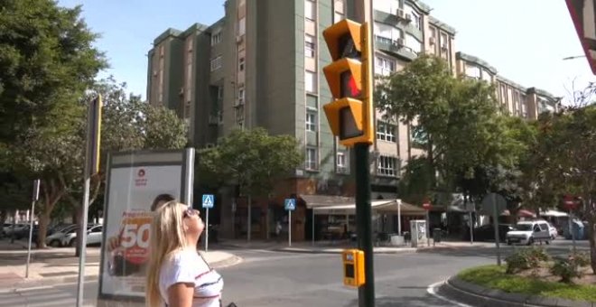 El semáforo de Málaga en memoria de Chiquito de la Calzada, estropeado por tanto uso