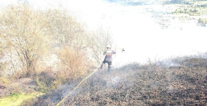 Los Bomberos extinguen un incendio que se había reavivado en Los Corrales