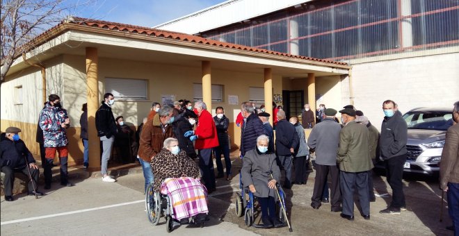 La Castilla y León de Mañueco: mayores de 90 años tienen que trasladarse kilómetros para vacunarse de la covid y la gripe