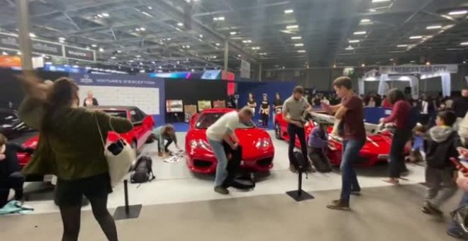 Activistas climáticos se pegan a coches deportivos en el Salón del Automóvil de París