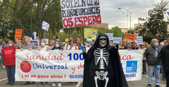 Miles de personas se manifiestan en contra de la gestión de Ayuso de la sanidad pública