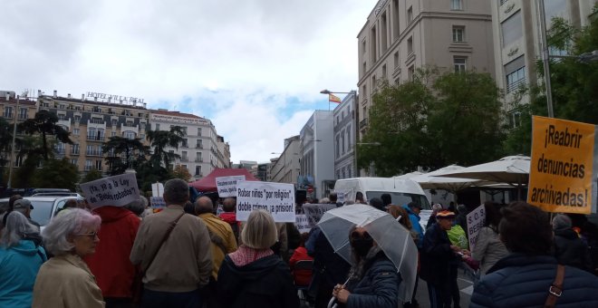 Un centenar de personas pide en Madrid la tramitación urgente de la ley de bebés robados