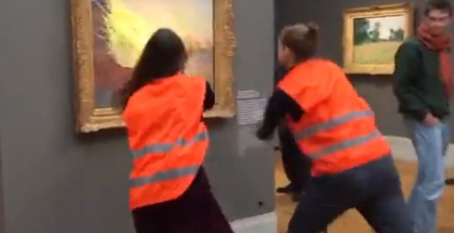Dos activistas contra la crisis climática lanzan puré de patata a un cuadro de Monet en Alemania