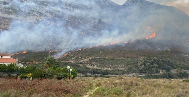 Permanecen activos cuatro incendios forestales en Castro Urdiales, Cieza y Los Corrales de Buelna