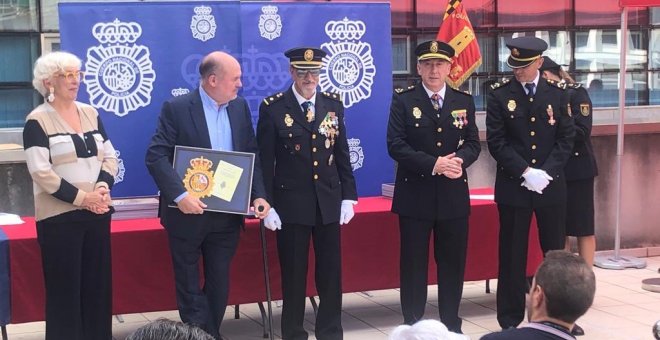 El partido fascista España 2000 exhibe sus vínculos con miembros de la Policía Nacional