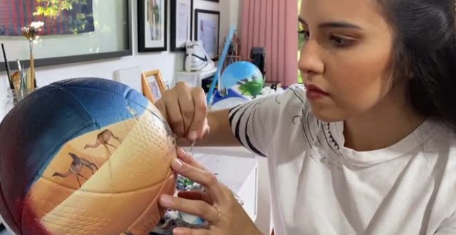 Una joven paraguaya llevará a Qatar una muestra de balones y botas de fútbol pintadas a mano