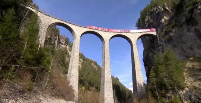 El tren de pasajeros más largo del mundo completa con éxito un trayecto por los Alpes suizos