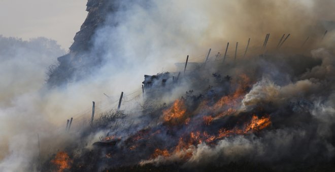 Dieciocho incendios forestales activos en Cantabria, que ha sufrido 56 desde este viernes