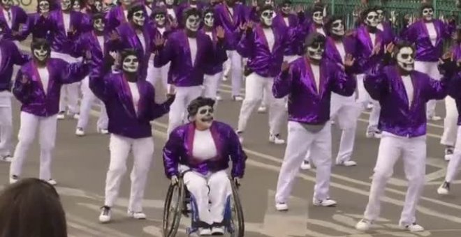 Miles de personas acuden al espectacular Desfile de los Muertos en Ciudad de México