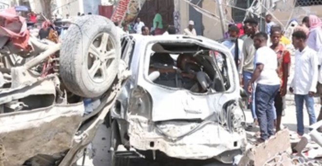 Suben a 100 los muertos en el atentado del sábado con coches bomba en Somalia