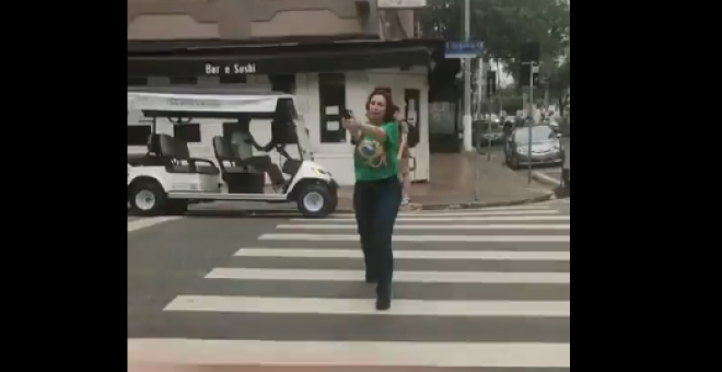 Una diputada fiel a Bolsonaro persigue a un hombre a punta de pistola en la calle