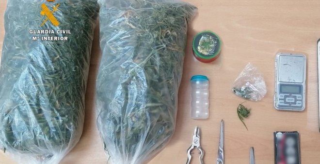 Detenido con dos bolsas de 400 gramos de marihuana ocultas en el coche