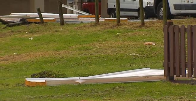 La fuerza de la borrasca arranca un tejado en Pontevedra