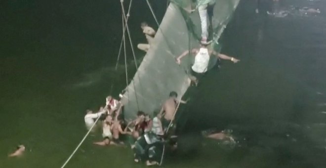 Detienen a nueve personas como responsables del trágico derrumbe del puente colgante en la India