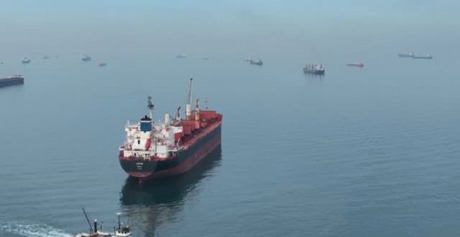 Los tres primeros barcos con cereal salen de Ucrania hacia Estambul pese a la negativa rusa