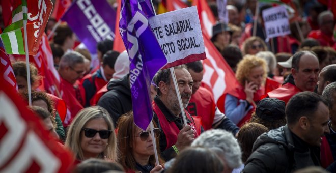 Los sindicatos movilizan a miles de personas en Madrid para exigir a la patronal mejoras salariales
