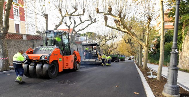 Continúa la renovación de viales de la zona este de El Sardinero con el asfaltado de Duque de Santo Mauro
