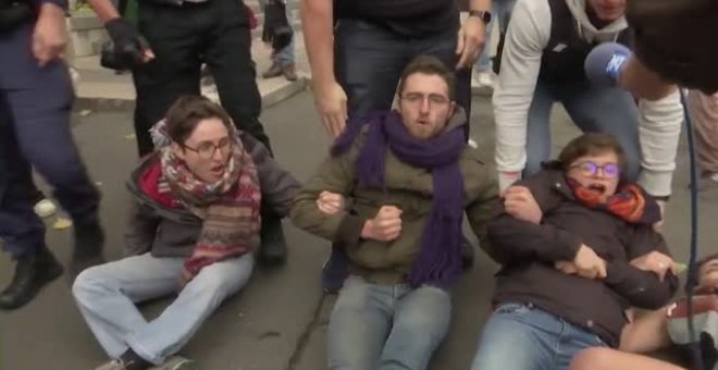 Activistas climáticos protestan frente al gigante petrolero francés TotalEnergies