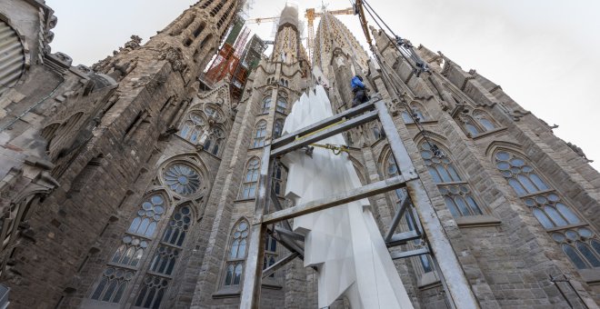 Así se colocan las últimas piezas de las torres de Lucas y Marcos en la Sagrada Familia de Barcelona