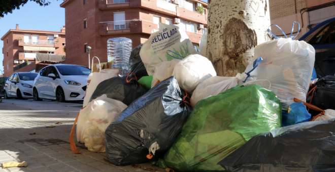 Les piles de brossa s'acumulen a cinc pobles de l'Alt Penedès per la vaga d'escombraries