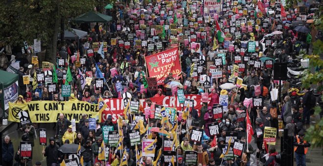 Miles de activistas protestan en Londres por el coste de la vida y exigen elecciones