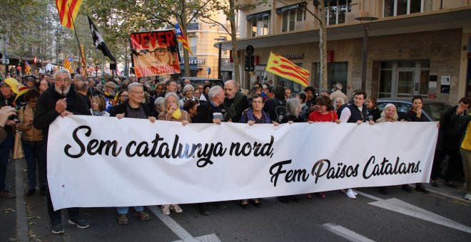 Més d'un miler de persones es manifesten a Perpinyà i reclamen "esborrar" les fronteres que separen Catalunya