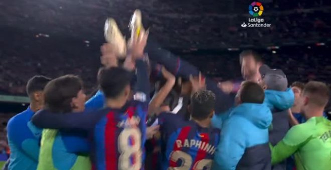 El Camp Nou se rinde ante Piqué en su despedida de la afición azulgrana