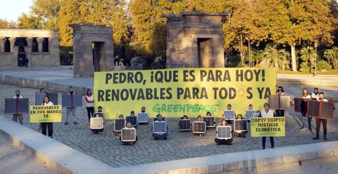 Greenpeace despliega placas solares en Madrid para exigir compromiso climático