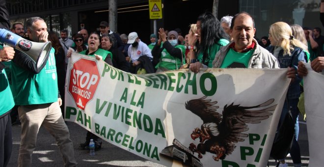 Activistes de la PAH protesten davant la seu del PSC per la intenció d'endurir la LECrim