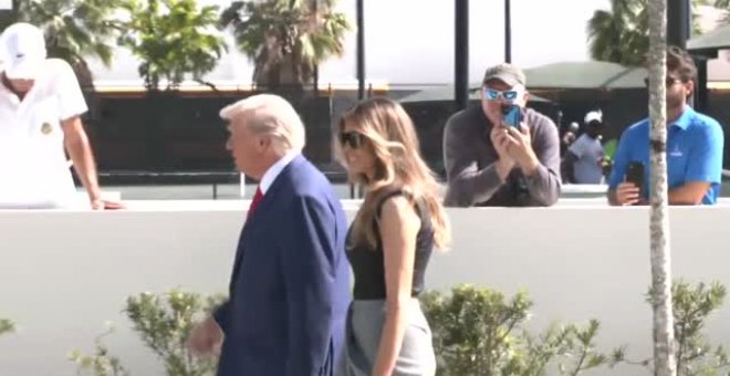 Trump acude a votar junto a su mujer Melania