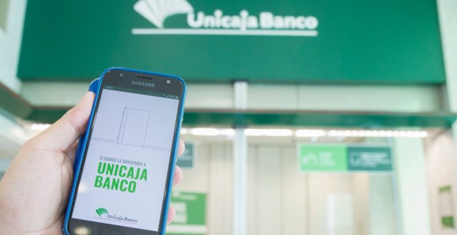 Denuncian que Unicaja reembolsa a sus clientes parte del dinero estafado para que no reclamen