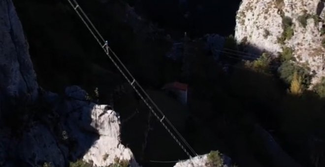 La Escalera al Cielo en la vía ferrata de La Hermida, solo apta para valientes (vídeo)