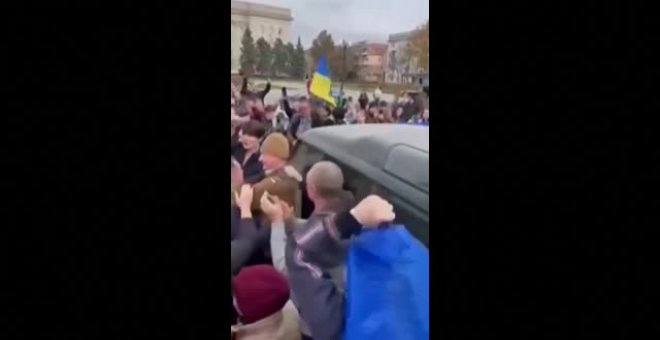 Residentes de Jersón dan la bienvenida a las tropas ucranianas tras la retirada rusa