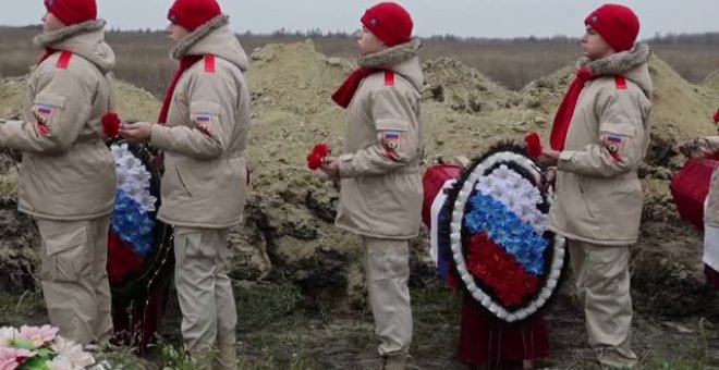 Ceremonia de entierro en Lugansk para soldados rusos