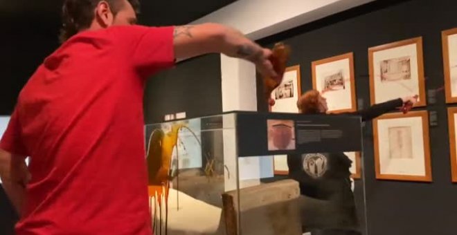 Dos activistas vierten líquido en una vitrina del Museo Egipcio de Barcelona
