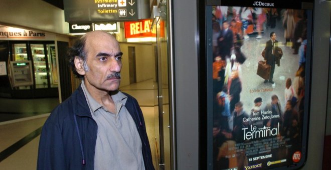Muere el refugiado iraní que vivió dieciocho años en un aeropuerto e inspiró la película 'La Terminal'