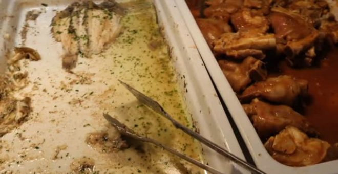 Un grupo de pensionistas se rebela ante la comida que recibe en un hotel de Roquetas de Mar