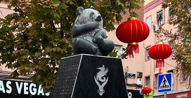 El oso panda del 'Chinatown' de Madrid: una iniciativa del Gobierno chino que el PP vende como donación de los vecinos