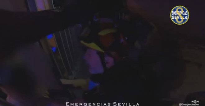 Liberan en Sevilla a un niño que quedó atrapado por su cabeza en una barandilla