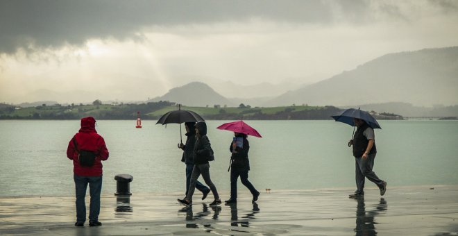 Un temporal de viento, olas y lluvia afectará desde este lunes a casi toda España